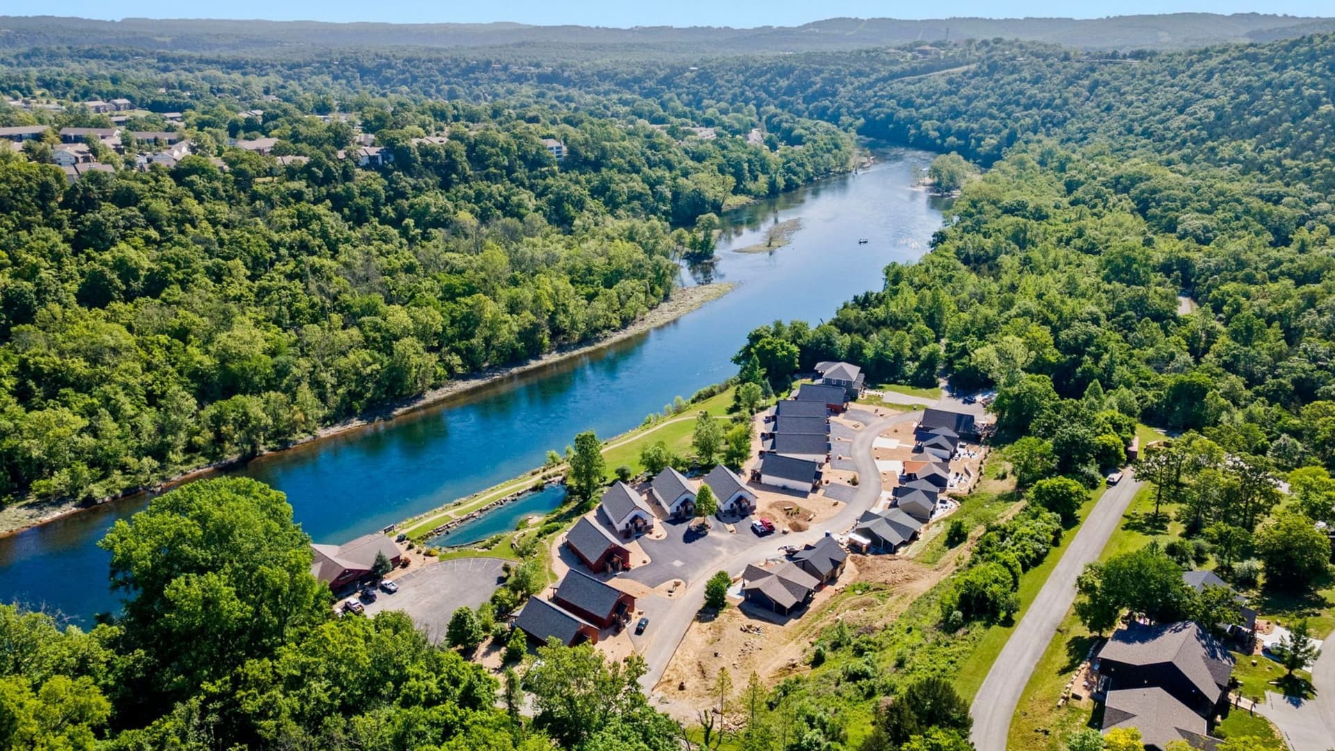 Aerial view of Trophy Run on Lake Taneycomo with the Beth's Breakaways homes marked