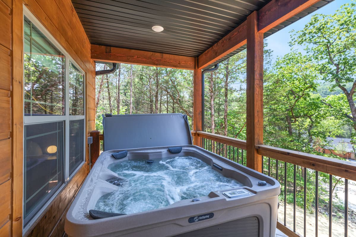 Relax in the hot tub in nature!