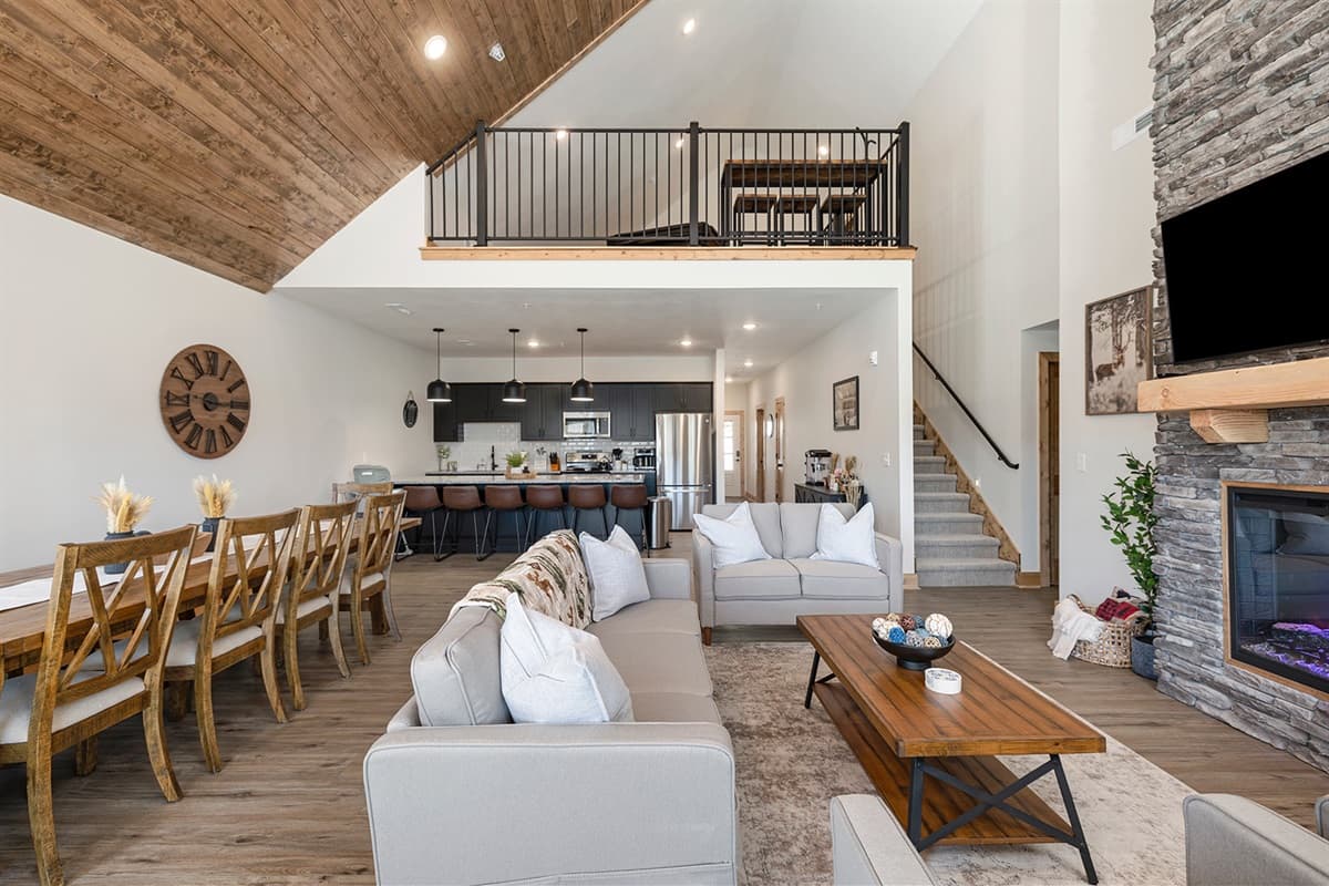 Welcome to Poolside Lodge!