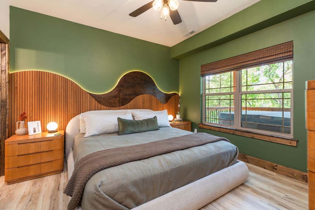 Master King Bedroom w/ ensuite bath