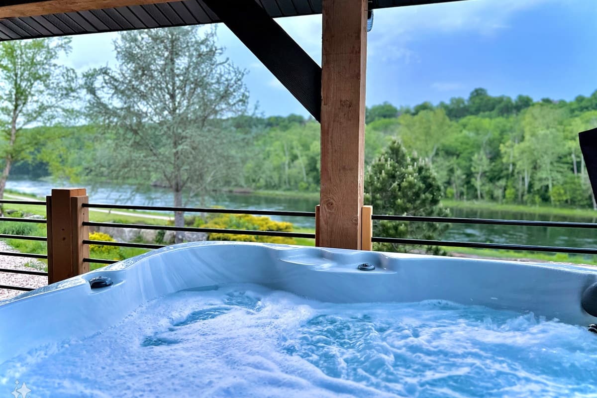 Relax in your private Hot tub with a view of Lake Taneycomo!