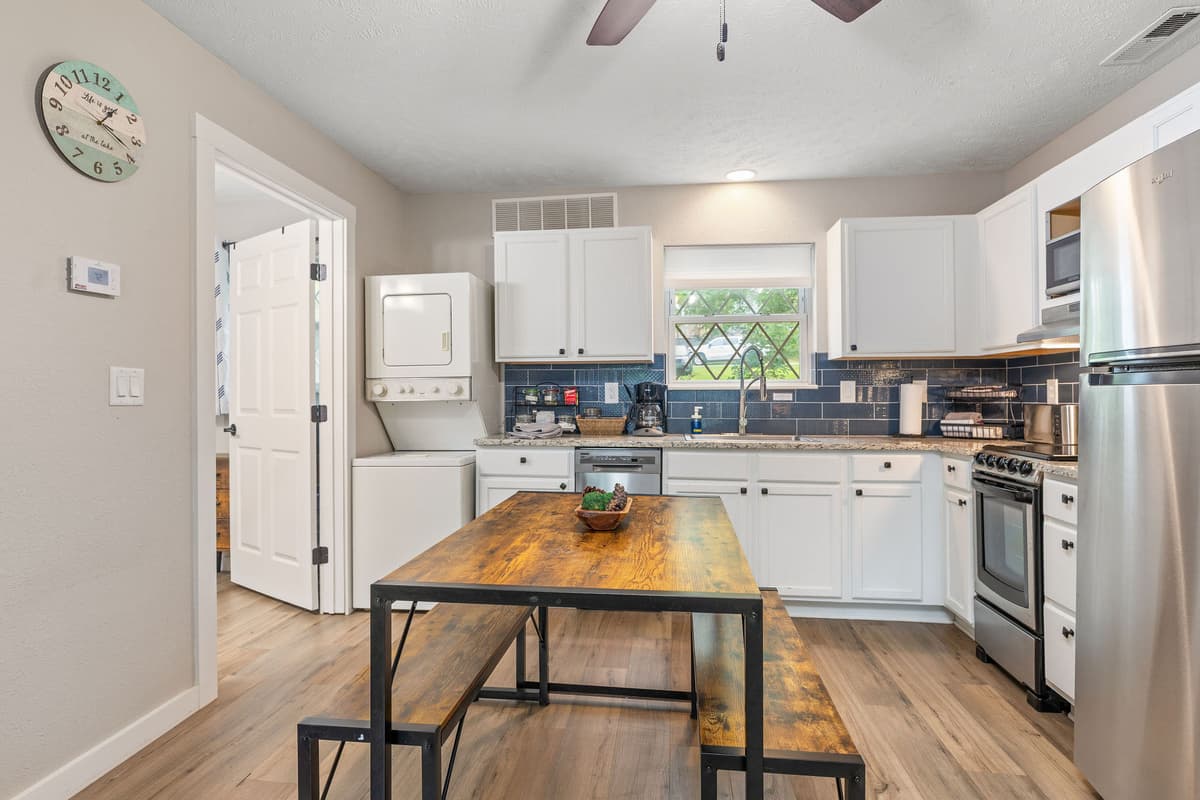 Kitchen and dining table for 4!