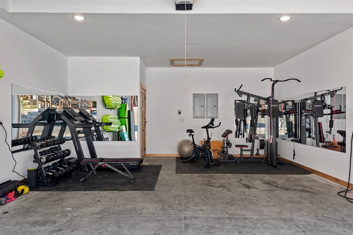 Private home gym in the garage