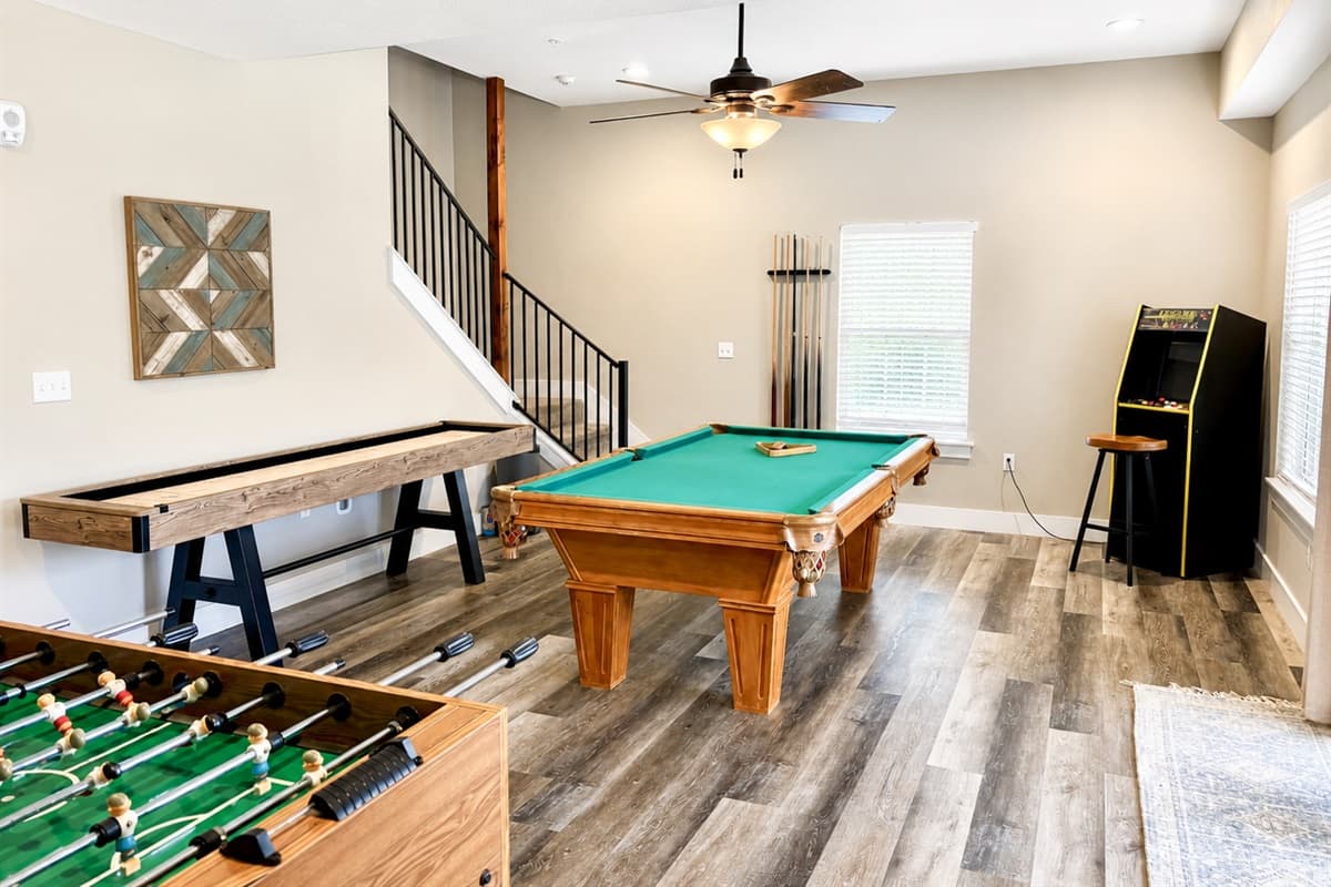 Lots of entertaiment! Pool, arcade machine, and fooseball!