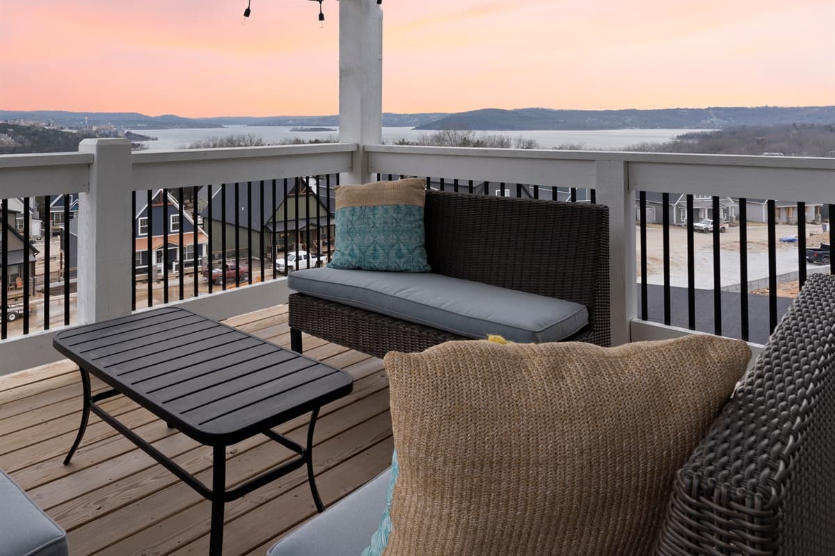 Tasteful art and elegant furnishings in the “Sky Suite”.  Relax on the balcony and watch all boats on the blue water of Table Rock Lake below you.