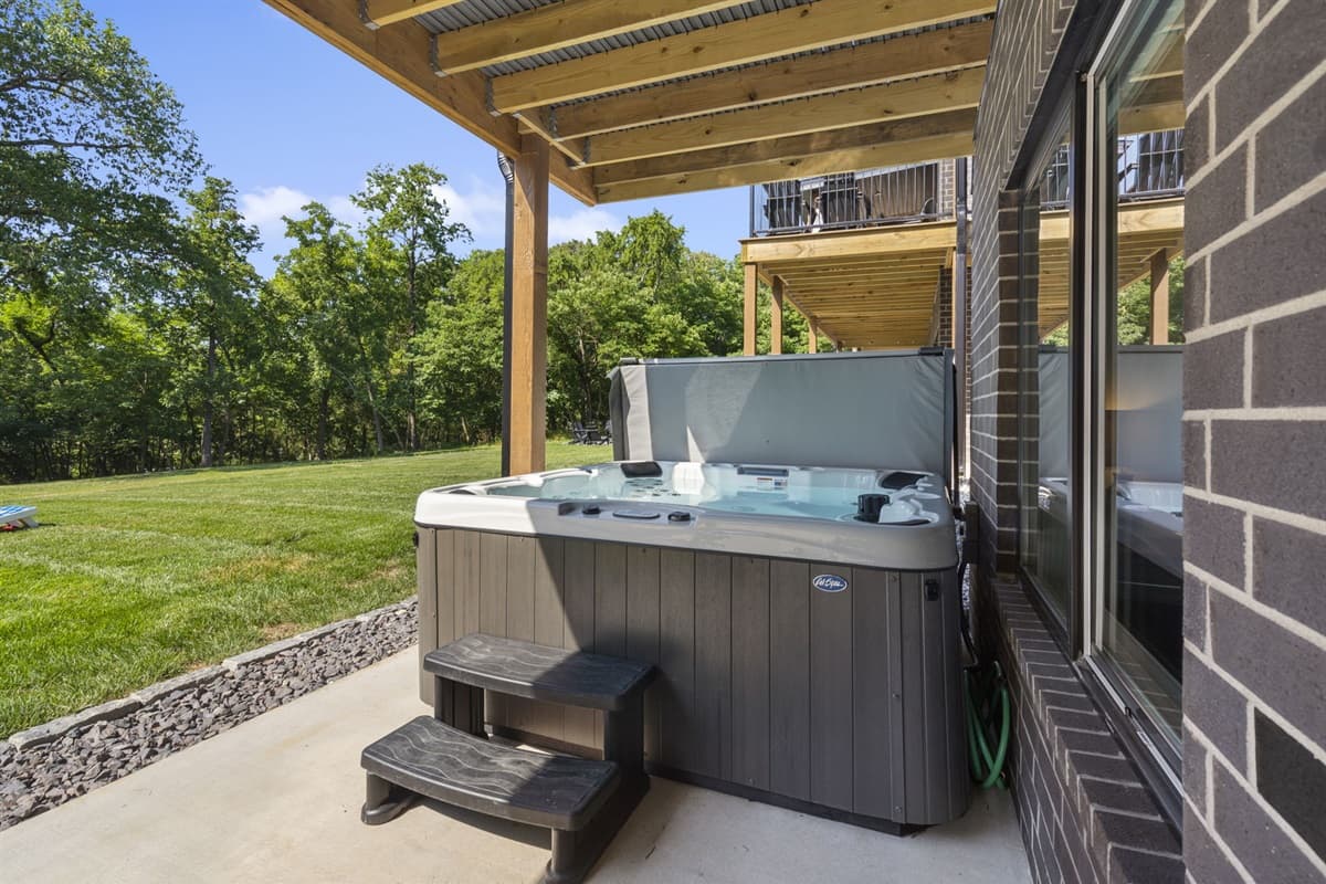 The Ledge has its own private Hot Tub overlooking Table Rock Lake!
